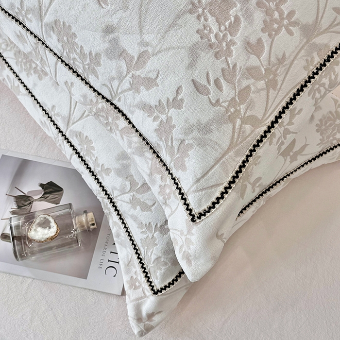 91家纺网 家纺一手货源 找家纺 好阁家纺 2025新款轻奢织带雕花牛奶绒四件套 秘境-粉