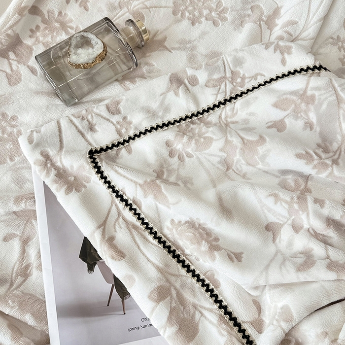 91家纺网 家纺一手货源 找家纺 好阁家纺 2025新款轻奢织带雕花牛奶绒四件套 秘境-粉