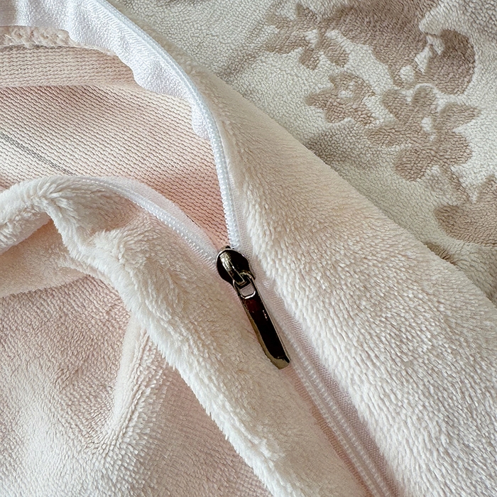 91家纺网 家纺一手货源 找家纺 好阁家纺 2025新款轻奢织带雕花牛奶绒四件套 秘境-粉