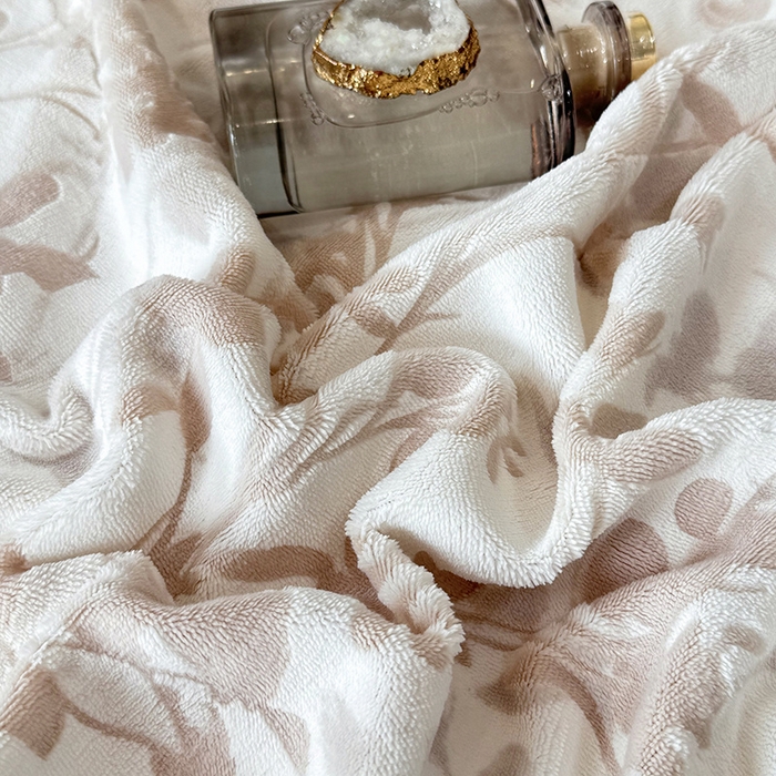 91家纺网 家纺一手货源 找家纺 好阁家纺 2025新款轻奢织带雕花牛奶绒四件套 秘境-粉