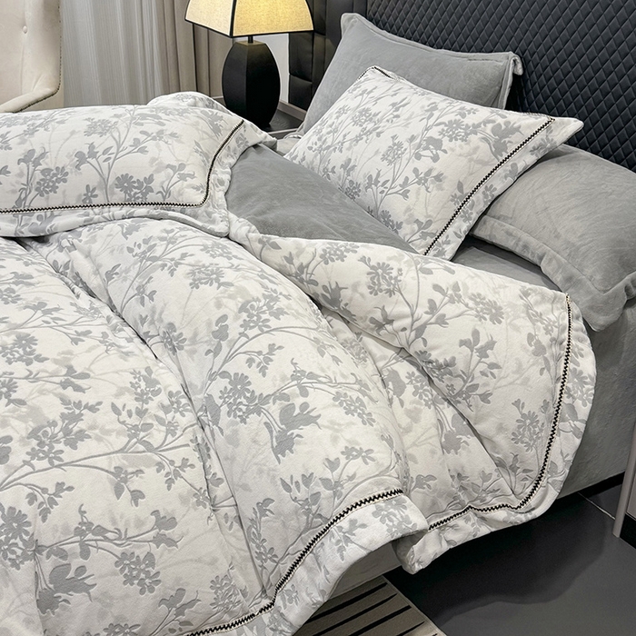 好阁家纺 2025新款轻奢织带雕花牛奶绒四件套 秘境-灰