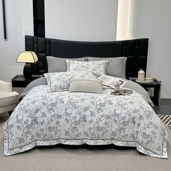 91家纺网 家纺一手货源 找家纺 好阁家纺 2025新款轻奢织带雕花牛奶绒四件套 秘境-灰