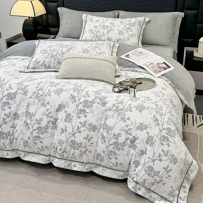 91家纺网 家纺一手货源 找家纺 好阁家纺 2025新款轻奢织带雕花牛奶绒四件套 秘境-灰