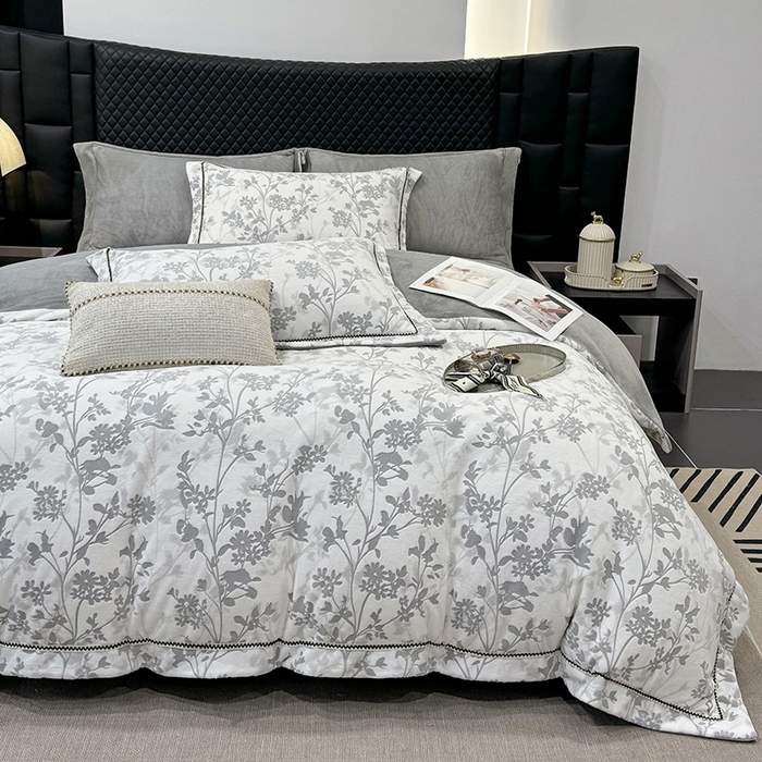 91家纺网 家纺一手货源 找家纺 好阁家纺 2025新款轻奢织带雕花牛奶绒四件套 秘境-灰