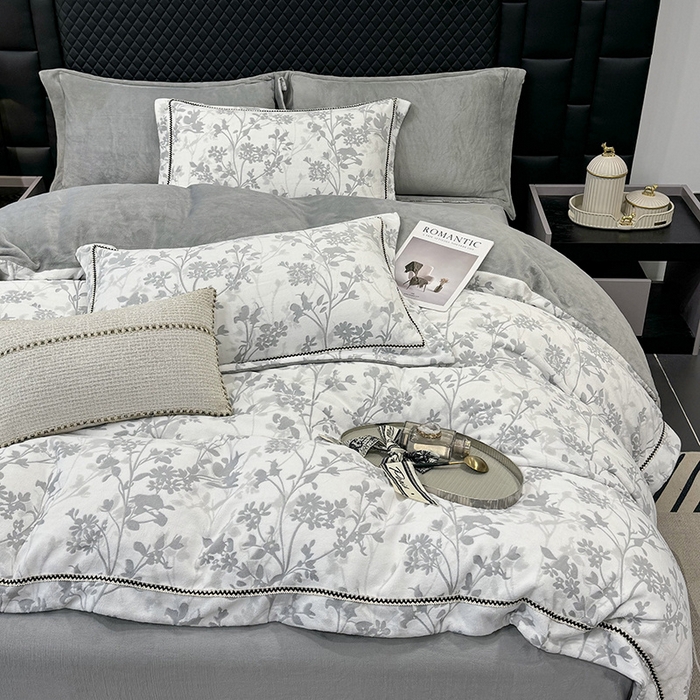 91家纺网 家纺一手货源 找家纺 好阁家纺 2025新款轻奢织带雕花牛奶绒四件套 秘境-灰