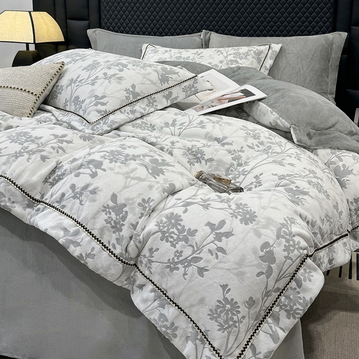 91家纺网 家纺一手货源 找家纺 好阁家纺 2025新款轻奢织带雕花牛奶绒四件套 秘境-灰