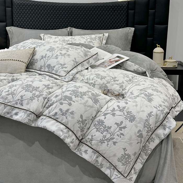 91家纺网 家纺一手货源 找家纺 好阁家纺 2025新款轻奢织带雕花牛奶绒四件套 秘境-灰