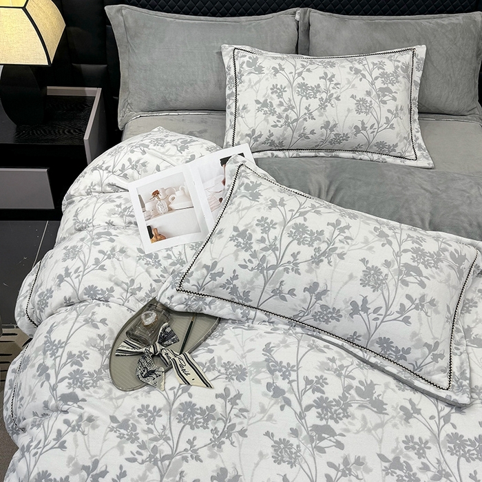 91家纺网 家纺一手货源 找家纺 好阁家纺 2025新款轻奢织带雕花牛奶绒四件套 秘境-灰