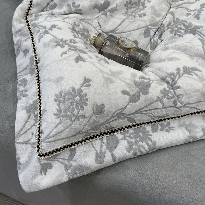 91家纺网 家纺一手货源 找家纺 好阁家纺 2025新款轻奢织带雕花牛奶绒四件套 秘境-灰