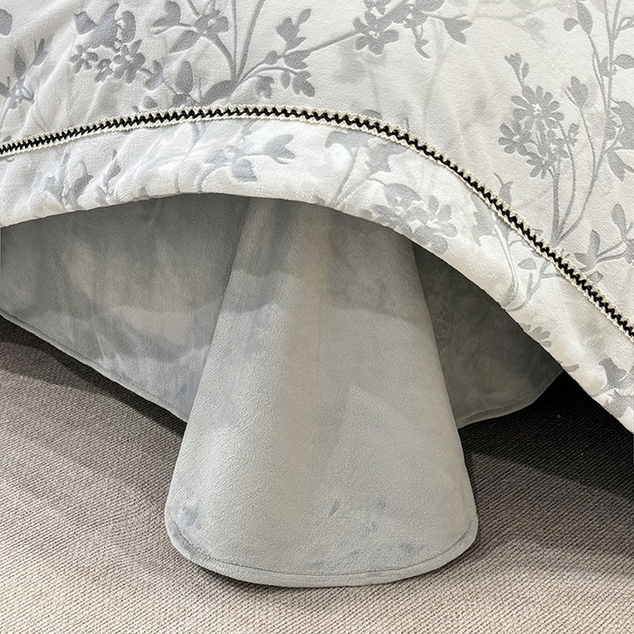 91家纺网 家纺一手货源 找家纺 好阁家纺 2025新款轻奢织带雕花牛奶绒四件套 秘境-灰