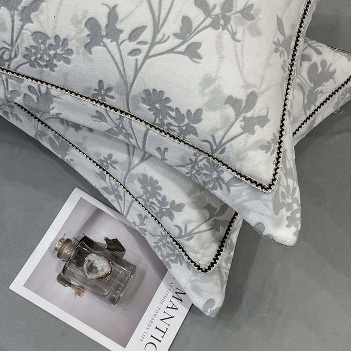 91家纺网 家纺一手货源 找家纺 好阁家纺 2025新款轻奢织带雕花牛奶绒四件套 秘境-灰