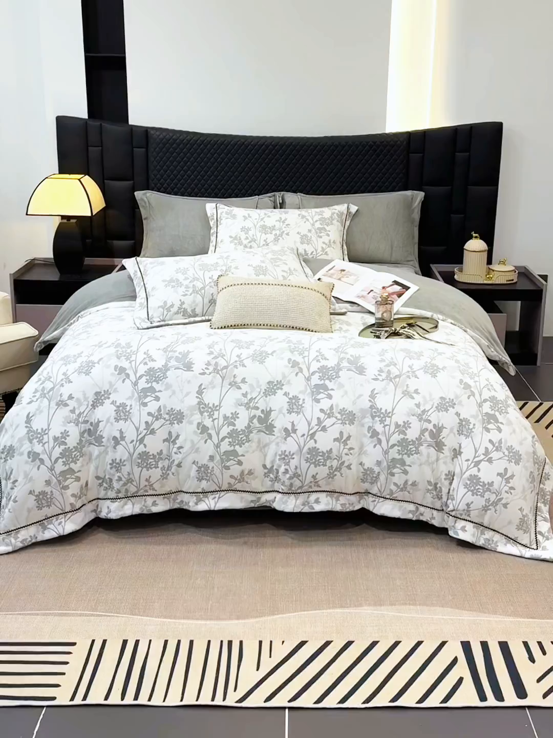 91家纺网 家纺一手货源 找家纺 好阁家纺 2025新款轻奢织带雕花牛奶绒四件套 秘境-灰