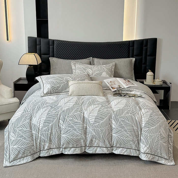 91家纺网 家纺一手货源 找家纺 好阁家纺 2025新款轻奢织带雕花牛奶绒四件套 叶叶情深-灰