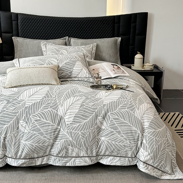 91家纺网 家纺一手货源 找家纺 好阁家纺 2025新款轻奢织带雕花牛奶绒四件套 叶叶情深-灰