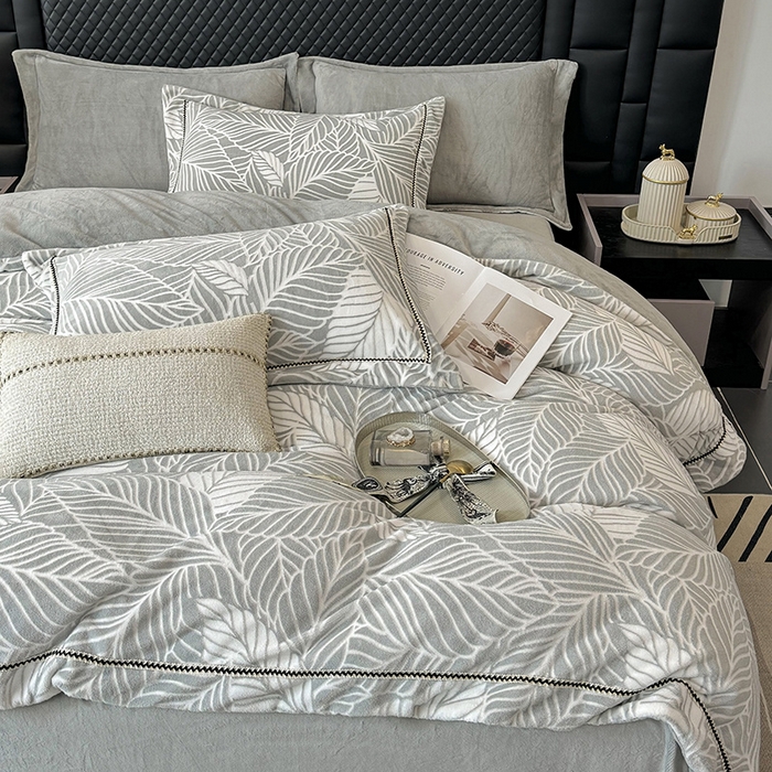 91家纺网 家纺一手货源 找家纺 好阁家纺 2025新款轻奢织带雕花牛奶绒四件套 叶叶情深-灰