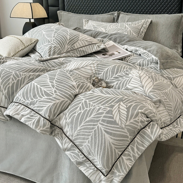 91家纺网 家纺一手货源 找家纺 好阁家纺 2025新款轻奢织带雕花牛奶绒四件套 叶叶情深-灰