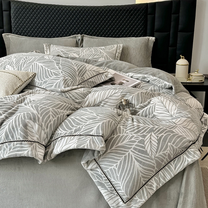 91家纺网 家纺一手货源 找家纺 好阁家纺 2025新款轻奢织带雕花牛奶绒四件套 叶叶情深-灰