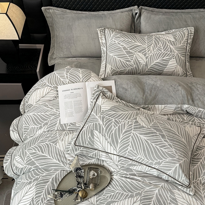 91家纺网 家纺一手货源 找家纺 好阁家纺 2025新款轻奢织带雕花牛奶绒四件套 叶叶情深-灰