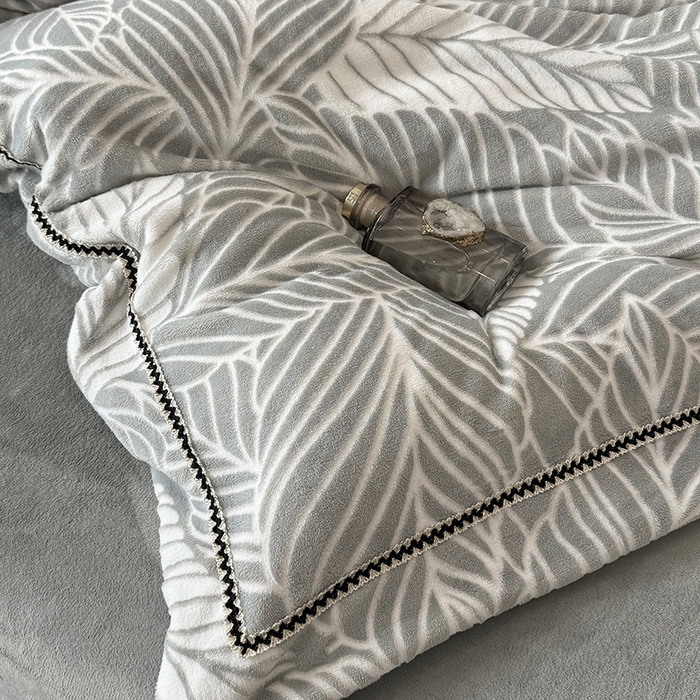 91家纺网 家纺一手货源 找家纺 好阁家纺 2025新款轻奢织带雕花牛奶绒四件套 叶叶情深-灰