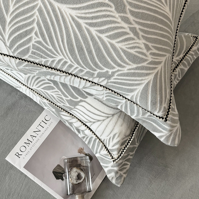 91家纺网 家纺一手货源 找家纺 好阁家纺 2025新款轻奢织带雕花牛奶绒四件套 叶叶情深-灰