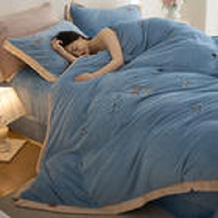 91家纺网 家纺一手货源 找家纺 （总）卡初家居（原微来） 2025新款秋冬全消光A类母婴标准亲肤牛奶绒绣花四件套