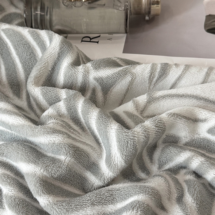 91家纺网 家纺一手货源 找家纺 好阁家纺 2025新款轻奢织带雕花牛奶绒四件套 叶叶情深-灰