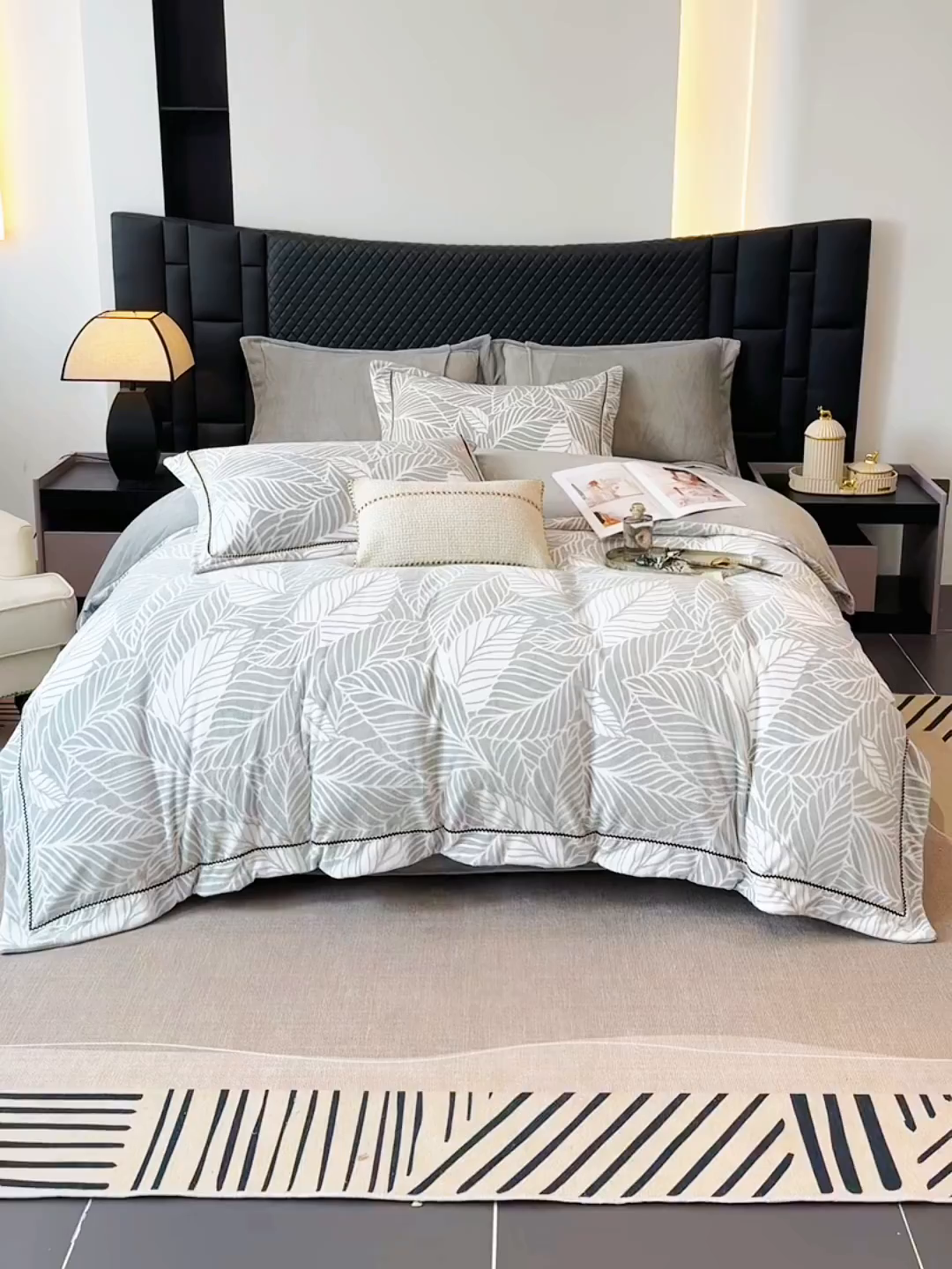 91家纺网 家纺一手货源 找家纺 好阁家纺 2025新款轻奢织带雕花牛奶绒四件套 叶叶情深-灰