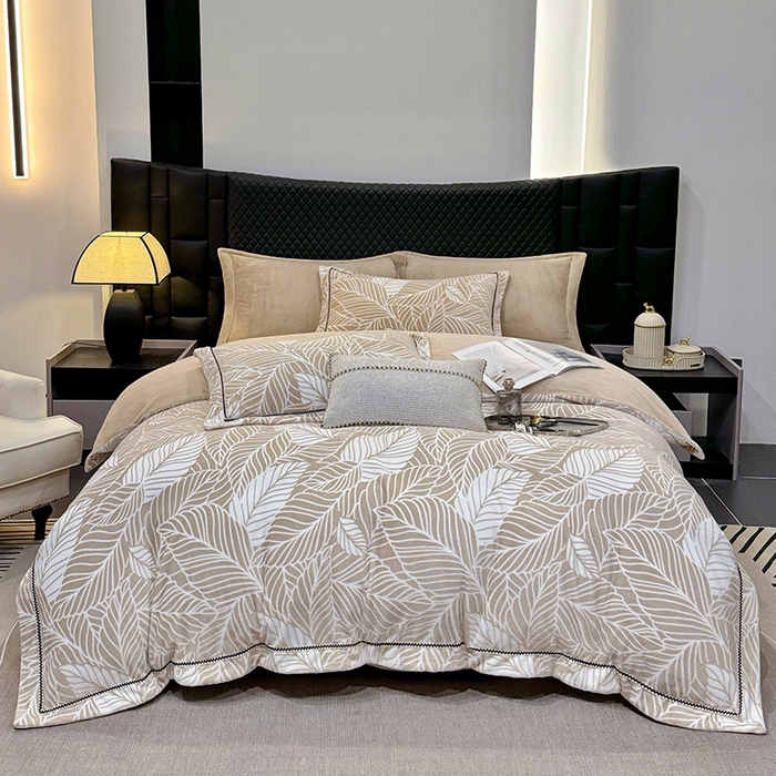 91家纺网 家纺一手货源 找家纺 好阁家纺 2025新款轻奢织带雕花牛奶绒四件套 叶叶情深-卡其