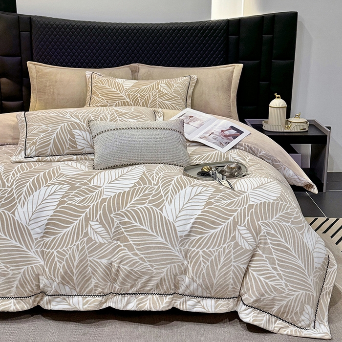 91家纺网 家纺一手货源 找家纺 好阁家纺 2025新款轻奢织带雕花牛奶绒四件套 叶叶情深-卡其