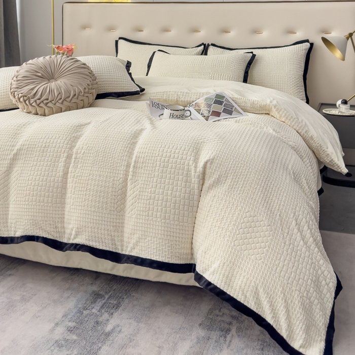 91家纺网 家纺一手货源 找家纺 （总）好阁家纺 2025新款极简小香风雕花牛奶绒黑边四件套-风格一