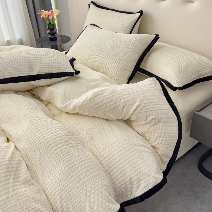 91家纺网 家纺一手货源 找家纺 （总）好阁家纺 2025新款极简小香风雕花牛奶绒黑边四件套-风格一