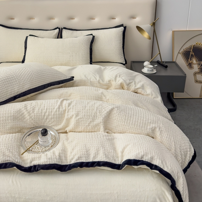 91家纺网 家纺一手货源 找家纺 （总）好阁家纺 2025新款极简小香风雕花牛奶绒黑边四件套-风格一