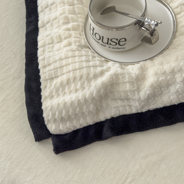 91家纺网 家纺一手货源 找家纺 （总）好阁家纺 2025新款极简小香风雕花牛奶绒黑边四件套-风格一