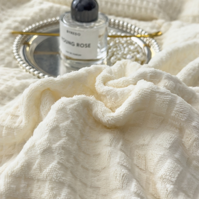 91家纺网 家纺一手货源 找家纺 （总）好阁家纺 2025新款极简小香风雕花牛奶绒黑边四件套-风格一