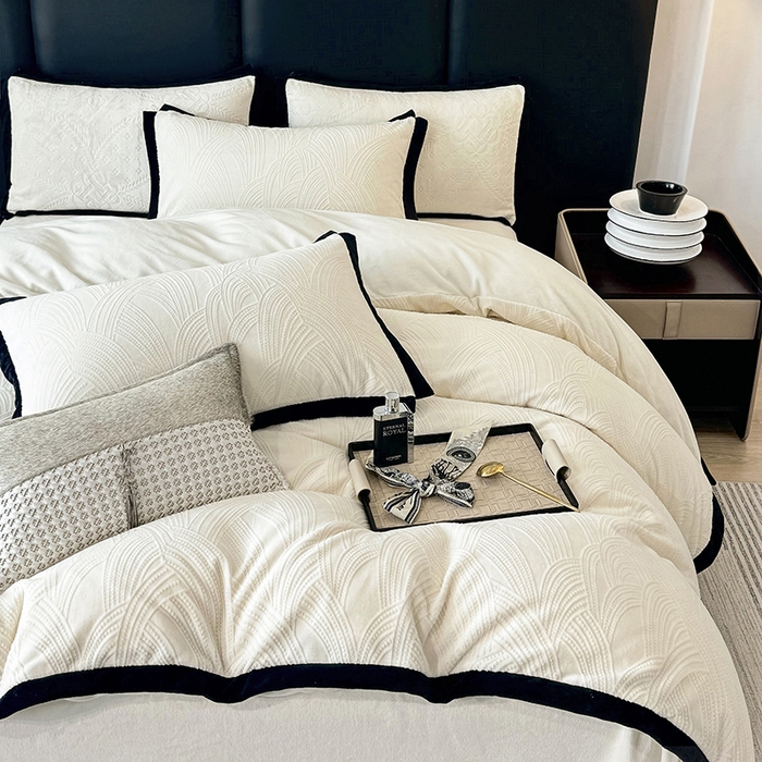 91家纺网 家纺一手货源 找家纺 好阁家纺 2025新款极简小香风雕花牛奶绒黑边四件套-风格一 亚历山大