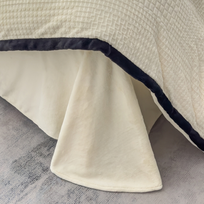 91家纺网 家纺一手货源 找家纺 好阁家纺 2025新款极简小香风雕花牛奶绒黑边四件套-风格一 千鸟格