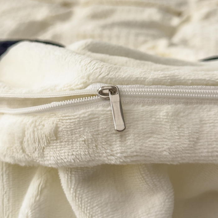 91家纺网 家纺一手货源 找家纺 好阁家纺 2025新款极简小香风雕花牛奶绒黑边四件套-风格一 千鸟格