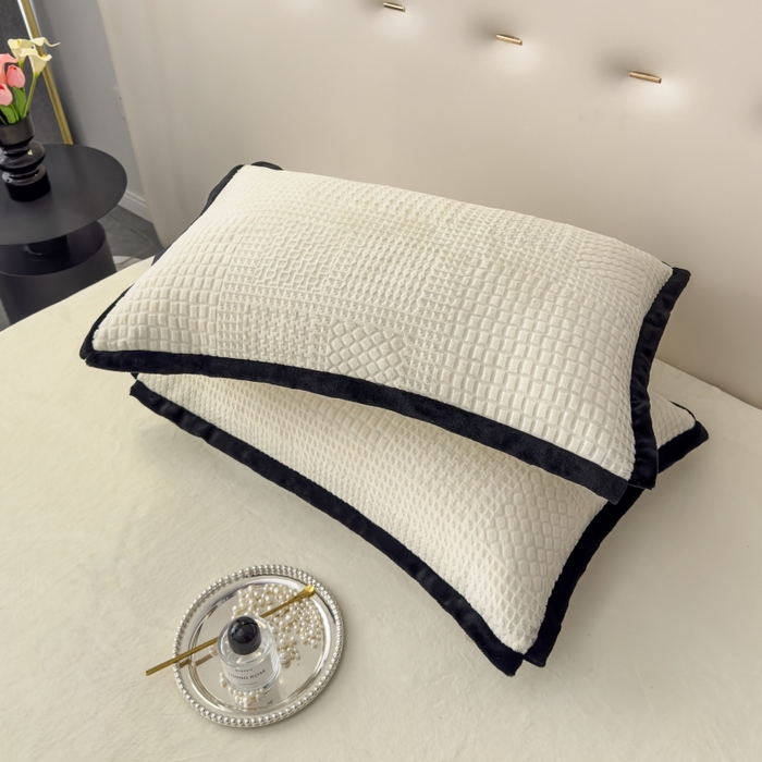 91家纺网 家纺一手货源 找家纺 好阁家纺 2025新款极简小香风雕花牛奶绒黑边四件套-风格一 千鸟格