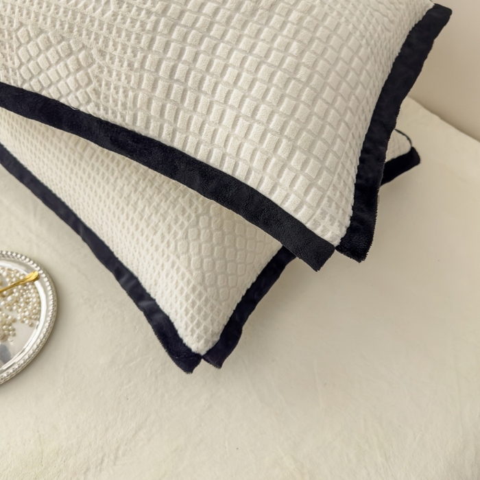 91家纺网 家纺一手货源 找家纺 好阁家纺 2025新款极简小香风雕花牛奶绒黑边四件套-风格一 千鸟格