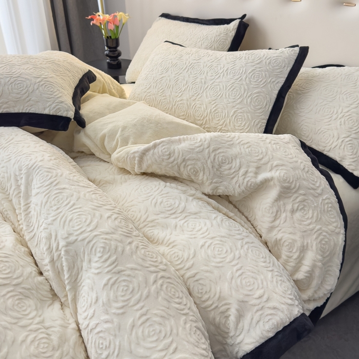 91家纺网 家纺一手货源 找家纺 好阁家纺 2025新款极简小香风雕花牛奶绒黑边四件套-风格一 山茶花