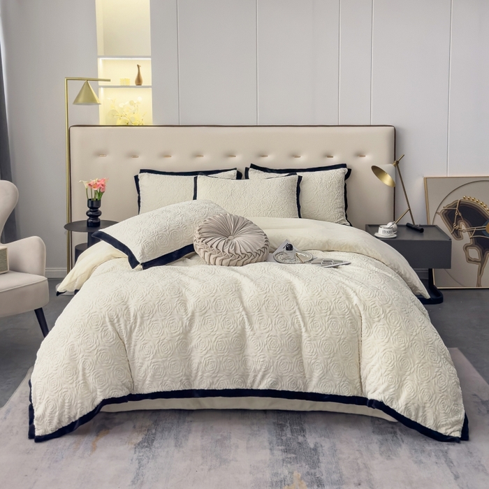 91家纺网 家纺一手货源 找家纺 好阁家纺 2025新款极简小香风雕花牛奶绒黑边四件套-风格一 山茶花