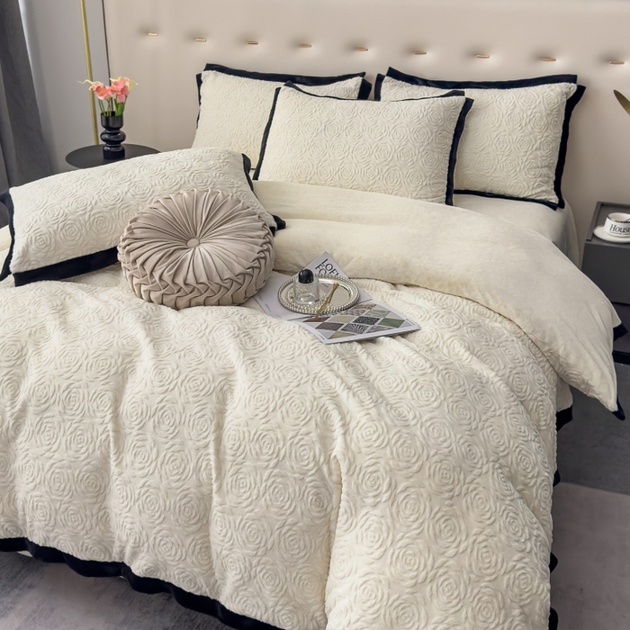 91家纺网 家纺一手货源 找家纺 好阁家纺 2025新款极简小香风雕花牛奶绒黑边四件套-风格一 山茶花