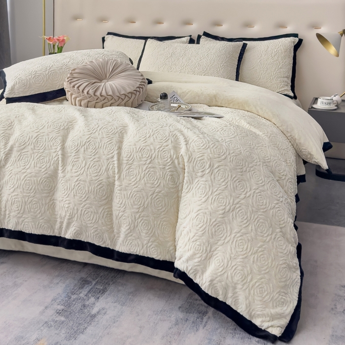 91家纺网 家纺一手货源 找家纺 好阁家纺 2025新款极简小香风雕花牛奶绒黑边四件套-风格一 山茶花