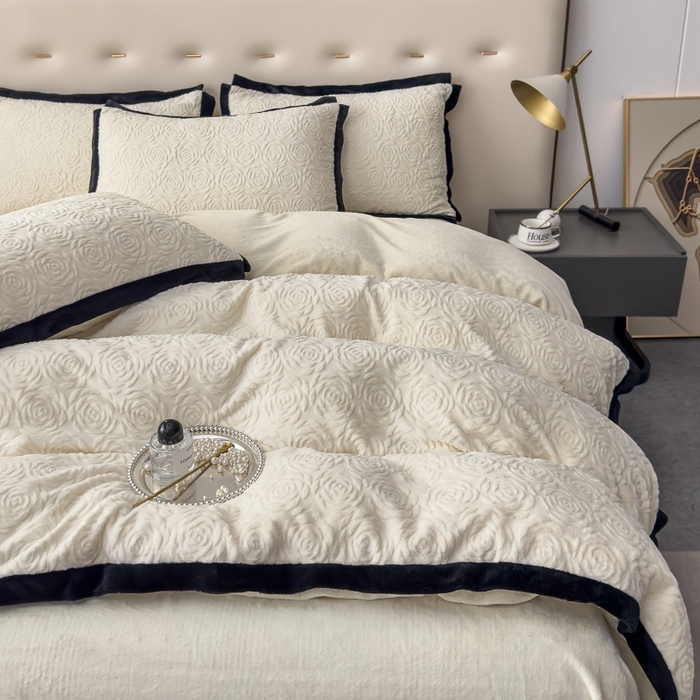 91家纺网 家纺一手货源 找家纺 好阁家纺 2025新款极简小香风雕花牛奶绒黑边四件套-风格一 山茶花