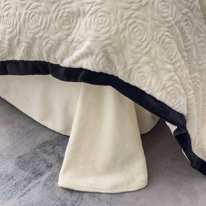 91家纺网 家纺一手货源 找家纺 好阁家纺 2025新款极简小香风雕花牛奶绒黑边四件套-风格一 山茶花