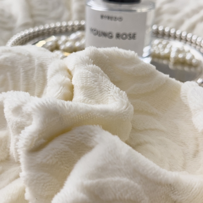 91家纺网 家纺一手货源 找家纺 好阁家纺 2025新款极简小香风雕花牛奶绒黑边四件套-风格一 山茶花