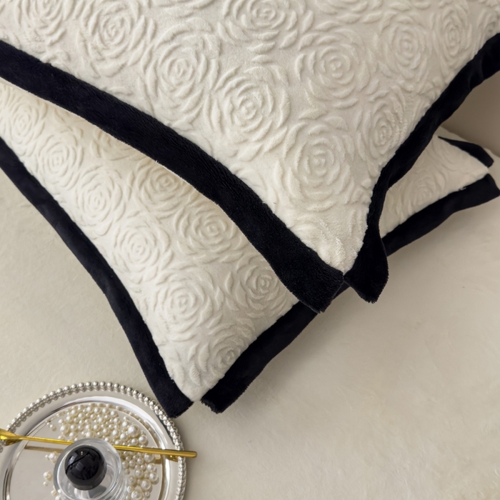 91家纺网 家纺一手货源 找家纺 好阁家纺 2025新款极简小香风雕花牛奶绒黑边四件套-风格一 山茶花