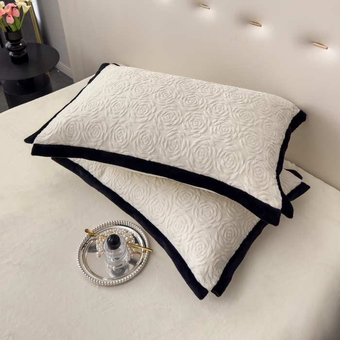 91家纺网 家纺一手货源 找家纺 好阁家纺 2025新款极简小香风雕花牛奶绒黑边四件套-风格一 山茶花