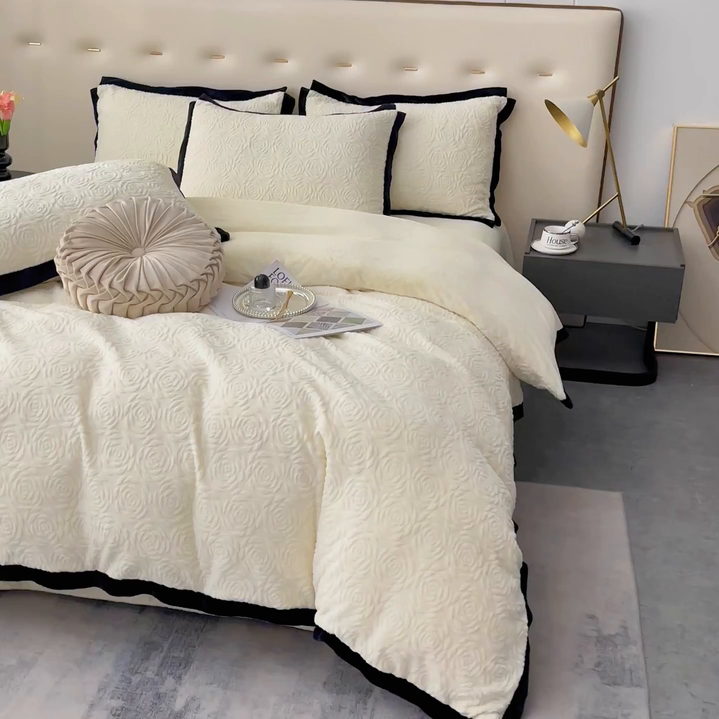 91家纺网 家纺一手货源 找家纺 好阁家纺 2025新款极简小香风雕花牛奶绒黑边四件套-风格一 山茶花