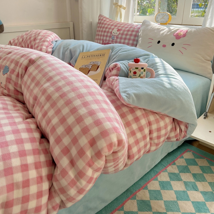 91家纺网 家纺一手货源 找家纺 桃喜 2025新款牛奶绒猫咪毛巾绣系列四件套-系列一 甜品猫咪